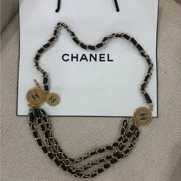 Authentic CHANEL Rue 31 Cambon vintage quilted leather medallion belt - Picture 3 of 11